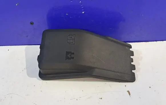Volvo V70 Fuse box cover 30644652