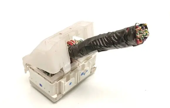 Toyota Avensis T270 Fuse module 8267120360