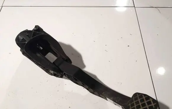 Volkswagen PASSAT B6 Clutch pedal 1k0721796e