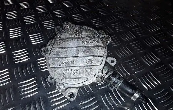 Audi A4 S4 B5 8D Vacuum pump 06D145100
