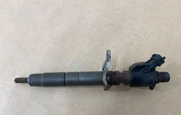 Volvo C30 Fuel injector 31303238