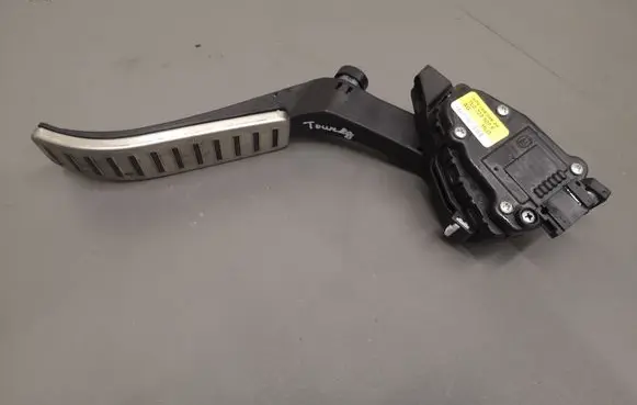 Volkswagen Touareg II Accelerator throttle pedal 7L0723507E