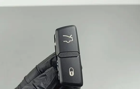 Maserati Levante Tailgate opening switch 03118 670060550