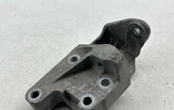Engine mounting bracket