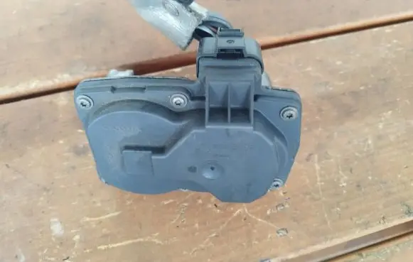 Volkswagen Golf VII Throttle body valve 51500203
