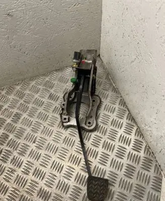 Toyota Avensis T220 Brake pedal