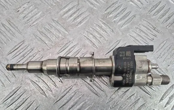 BMW 7 F01 F02 F03 F04 Fuel injector 7585261