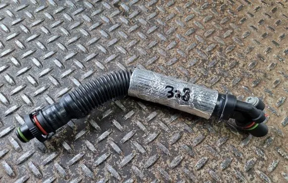 Volkswagen Tiguan Breather hose/pipe 05E103474N
