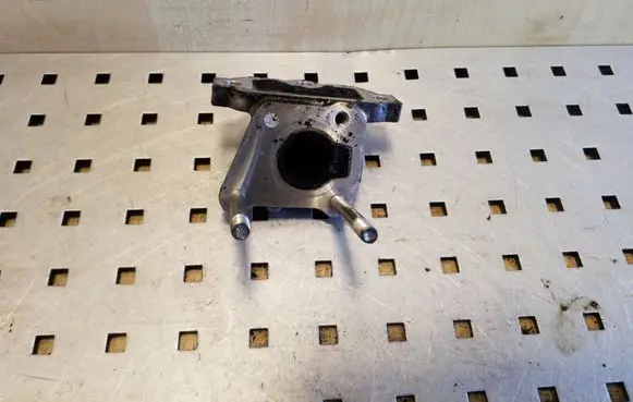 Toyota Avensis T270 Other engine bay part