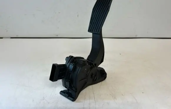 Opel Insignia A Accelerator throttle pedal 13237352
