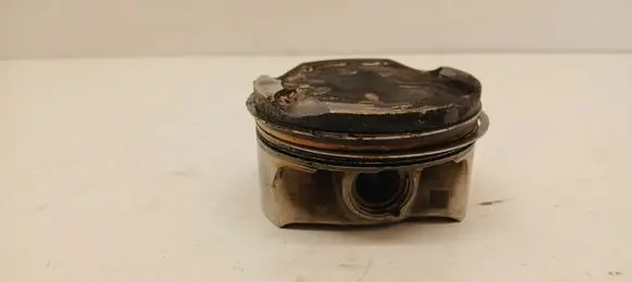 BMW 5 G30 G31 G38 Piston 8600381