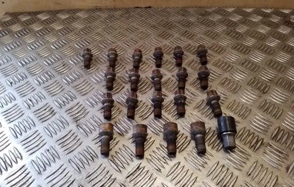 Mercedes-Benz C W204 Nuts/bolts 