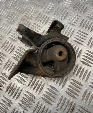 Toyota Avensis T220 Engine mount bracket