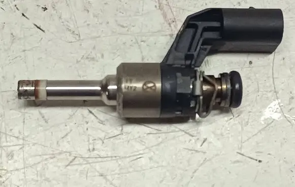 Volkswagen Tiguan Fuel injector 03C906036M