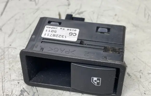 Opel Zafira B Electric window control switch 13228711
