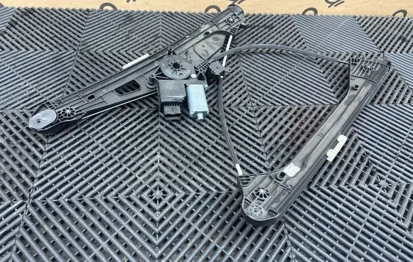 Peugeot 3008 II Front door electric window regulator 9829482280