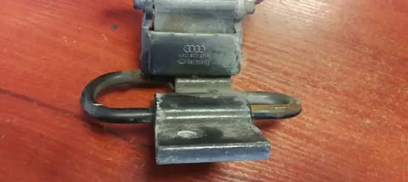 Audi A4 S4 B5 8D Rear door lower hinge 4A0833411A