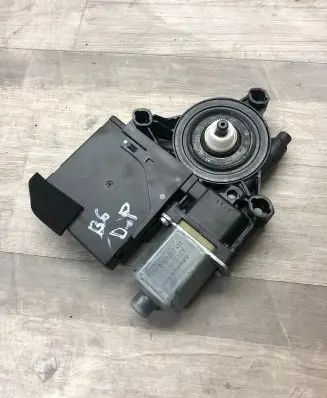 Volkswagen PASSAT B7 Front door window regulator motor 0130822451