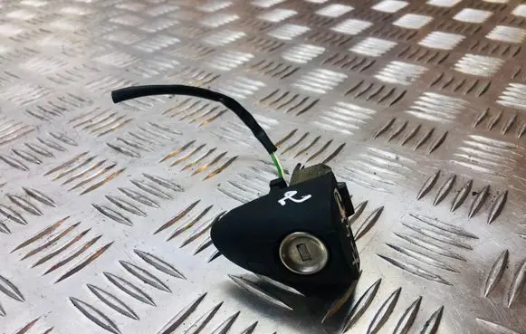 Mercedes-Benz C W203 Front door lock (next to the handle) 