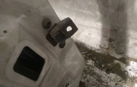 Skoda Octavia Mk2 (1Z) Rear door check strap stopper