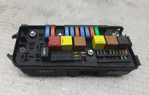Opel Signum Fuse module 13144708