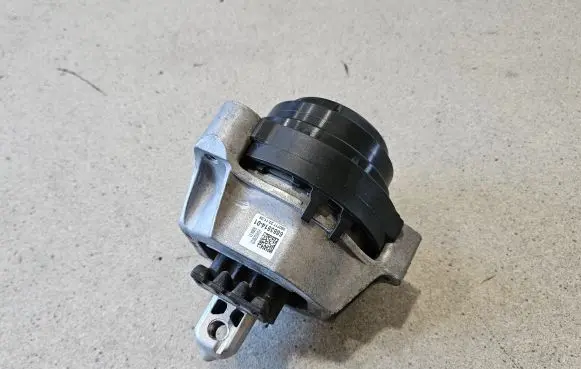 BMW 5 G30 G31 Engine mount bracket 6883514