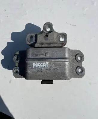 Volkswagen PASSAT B7 Engine mount bracket 3C0199555 130112090641