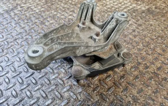 Audi A6 S6 C6 4F Gearbox mounting bracket