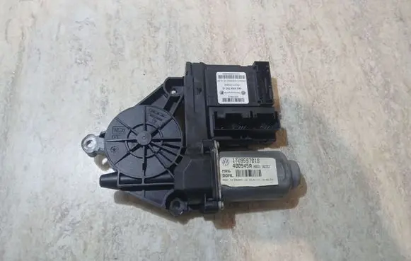 Volkswagen Touran I Front door window regulator motor 1T0959701B