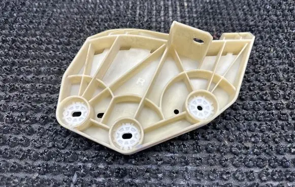 Headlight/headlamp mounting bracket