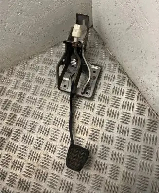 Toyota Avensis T250 Brake pedal