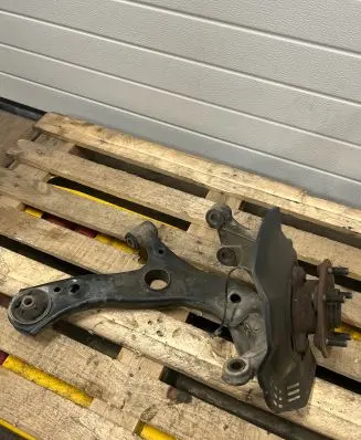 Toyota C-HR I Front wheel hub spindle knuckle
