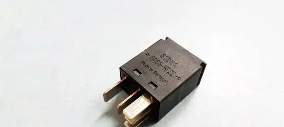 Ford Mondeo Mk III Glow plug pre-heat relay F57B14B192AA F57B-14B192-AA
