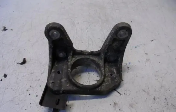 Opel Vivaro Engine mounting bracket