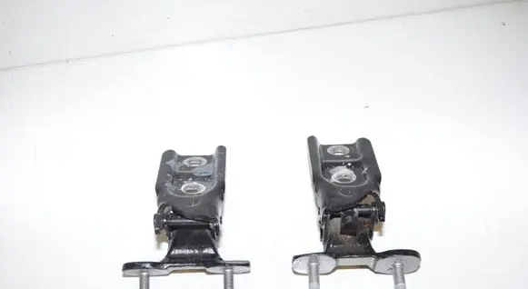 Tailgate/trunk/boot hinge