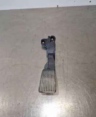 Accelerator throttle pedal
