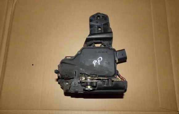 Volkswagen New Beetle Front door lock 