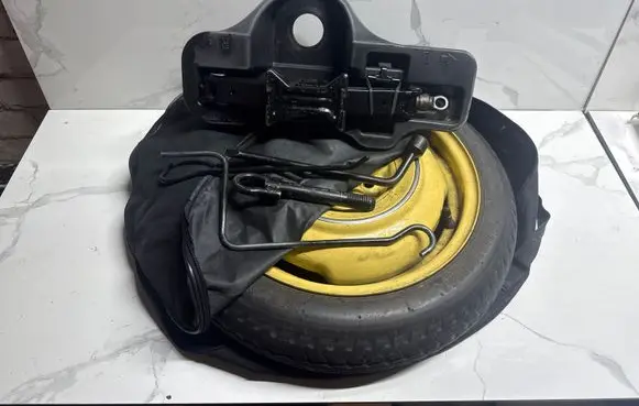 Toyota Prius (XW20) Spare wheel mounting bracket