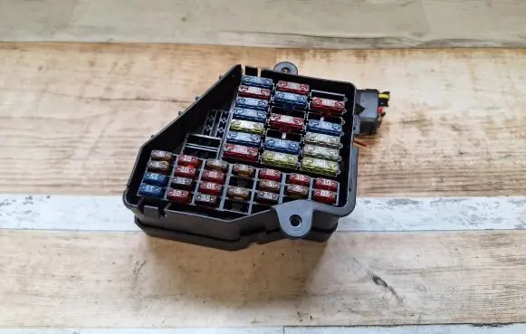 Audi A3 S3 8L Fuse module 8D1941824