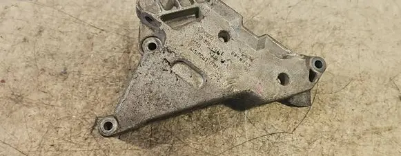 Engine mounting bracket