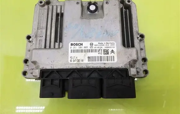 Peugeot 207 Engine control unit/module 0261S04008