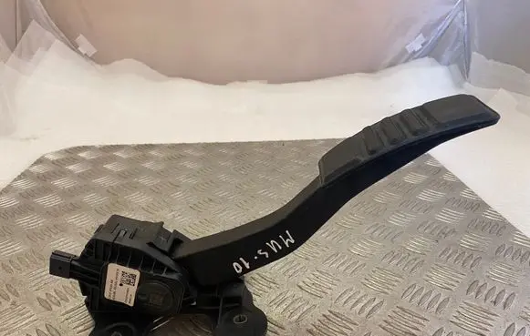Ford Mustang VI Accelerator throttle pedal CR339F836BB
