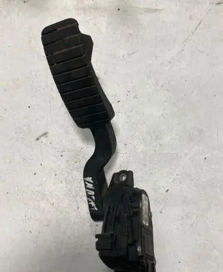 Accelerator throttle pedal