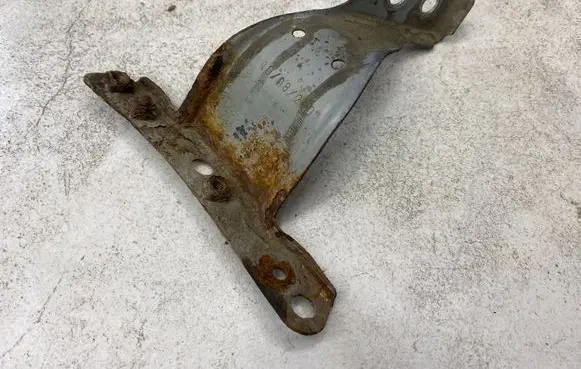 Fender mounting bracket