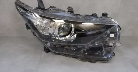 Toyota Auris E180 Headlight/headlamp 8111002K30 90070909