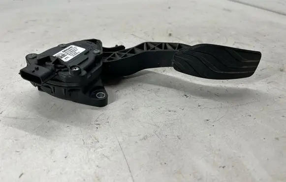 Nissan Rogue Accelerator throttle pedal 180024BA0A