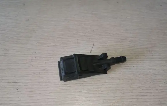 Volkswagen PASSAT B5.5 Windshield washer spray nozzle 