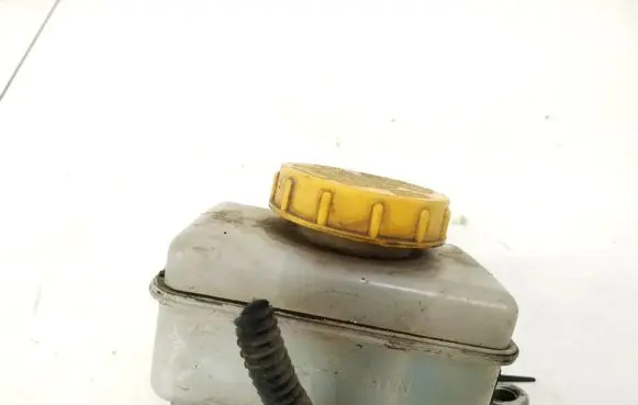 Subaru Legacy Brake fluid reservoir 