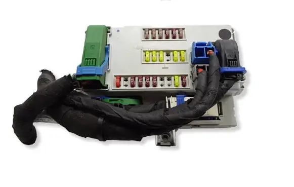 Fiat 500L Fuse module 51965996 Y503441020110 040ZR22P