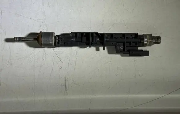 BMW M5 F90 Fuel injector 7852362